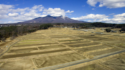 空撮　八ヶ岳と田　