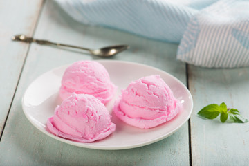 Strawberry vanilla ice cream