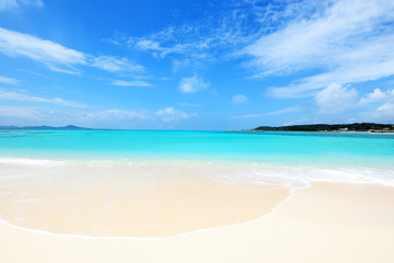 Fototapeta na wymiar 南国の美しいビーチと爽やかな空