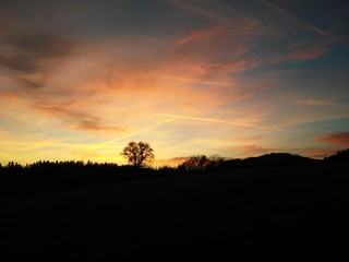 Abendstimmung mit Silhouetten am Horizont