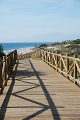 Obraz premium Pasarela de madera hacia el mar