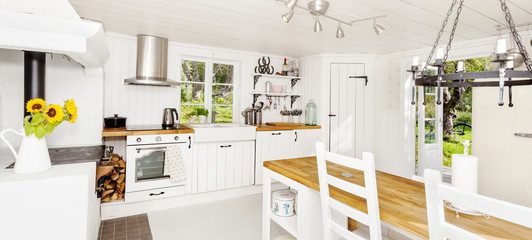 lantlig köksinteriör med vedspis