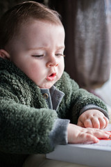 bebe curioso