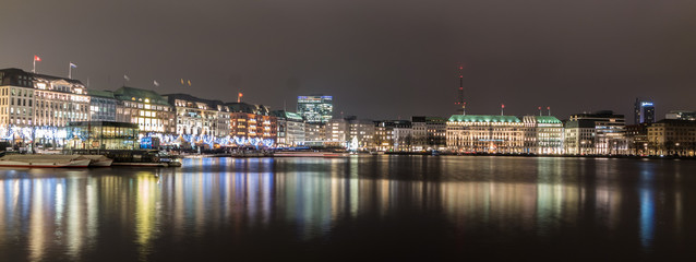 Abendliches Panorama Alster in Hamburg