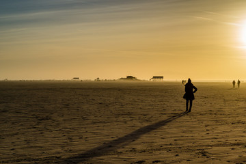 Frauen Silhouette am Nordsee Strand