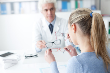 Obraz premium Woman choosing her new glasses