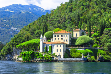 Fototapeta na wymiar romantic Lago di Como, villa del Balbiфnello