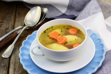 Grießklößchensuppe
