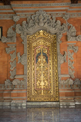 Puerta de entrada de estilo balinesa de una casa templo en Ubud, Bali, Indonesia