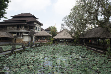 Arquitectura estilo balinesa en las calles de Ubud, casas templos. Bali, Indonesia