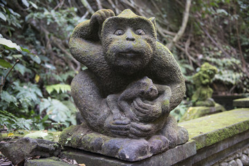 Escultura de mono en la jungla. Baili, Indonesia