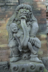 Escultura de un espíritu de demonio en forma de mono. Bali, Indonesia