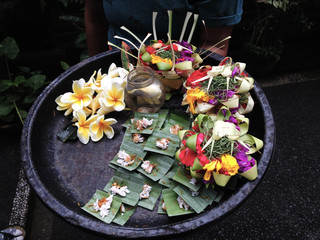 Plato con ofrendas florales para rituales religiosos estilo balines, Ubud, Bali, Indonesia