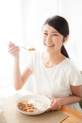 カレーを食べる女性　笑顔 © aijiro