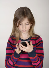 Mädchen mit smartphone