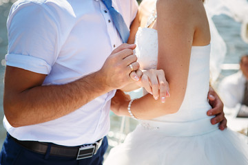 Obraz na płótnie Canvas Hands of bride and groom in wedding rings