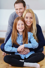 lachende familie im wohnzimmer