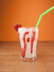 Erdbeer-Milchshake mit Joghurt und Sirup