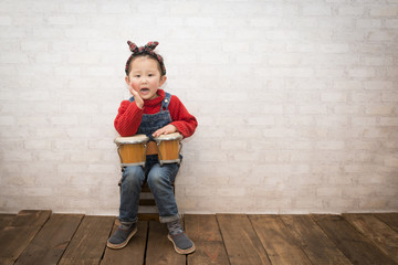 ボンゴで遊ぶ女の子