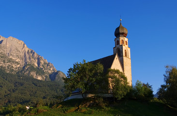 Fototapeta na wymiar St. Konstantin mit Schlern - church St. Konstantin and mountain Schlern