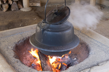 囲炉裏端の茶釜