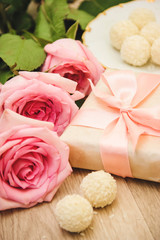 Fototapeta na wymiar Pink roses and gift