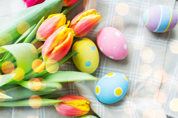 Fototapeta na wymiar close up of colored easter eggs and flowers
