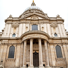 Fototapeta na wymiar st paul cathedral in london england old construction and religio