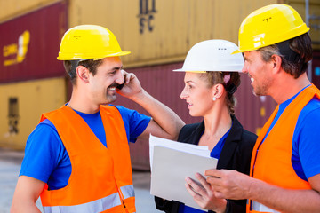 Worker and manager of shipment company discussing