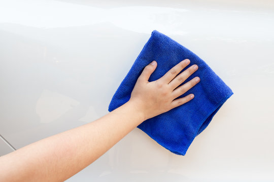 Cleaning car using microfiber cloth