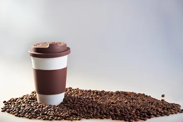 Papier Peint photo autocollant Café Takeaway ceramic cup and coffee beans on blue background