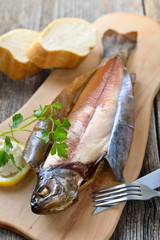 Geräucherte Forelle mit Meerrettich, Zitrone und Baguette rustikal serviert