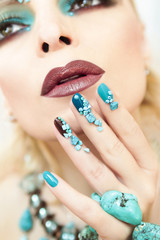 Маникюр с бирюзой.