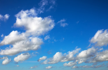 Obraz premium Blue sky background with tiny clouds