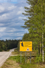 Straße in Finnland mit Schild Rentierzucht