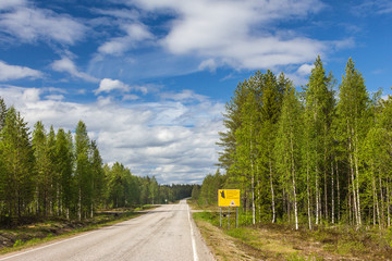 Straße in Finnland mit Schild Rentierzucht 2