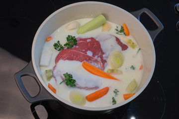 Rindfleisch mit Gemüse eingelegt in Buttermilch