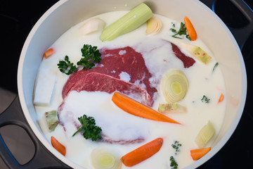 Rindfleisch mit Gemüse eingelegt in Buttermilch