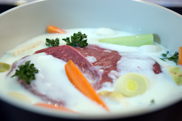 Rindfleisch mit Gemüse eingelegt in Buttermilch