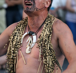 Hombre durante una danza tradicional maorí - obrazy, fototapety, plakaty