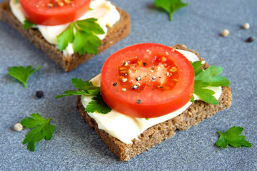 Tomato sandwiches with cream cheese