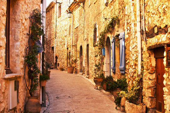 Fototapeta Ruelle de vieux village en pierres 