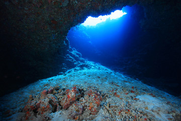 Fototapeta na wymiar Entrance area of underwater cave 