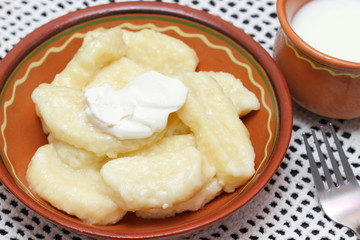 Lazy dumplings of cottage cheese with sour cream
