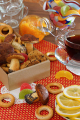 Чаепитие с домашним печеньем, апельсиновым вареньем, баранками и лимоном