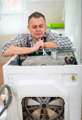 Obraz premium Technician repairing a washing machine