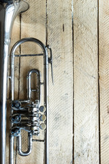 Fototapeta na wymiar старинная труба на деревянном фоне
