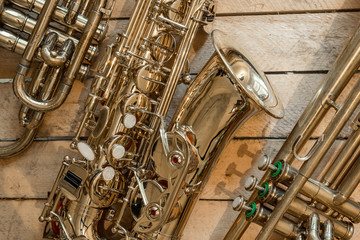альт-саксофон и трубы на деревянном фоне