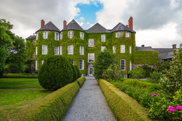 Ireland, Kilkenny, the Butler House seen from the garden - obrazy, fototapety, plakaty
