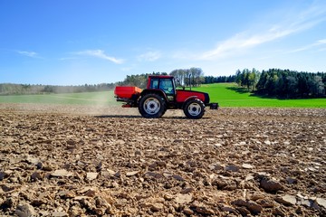 Düngerstreuen im Frühjahr, Mittelgebirge